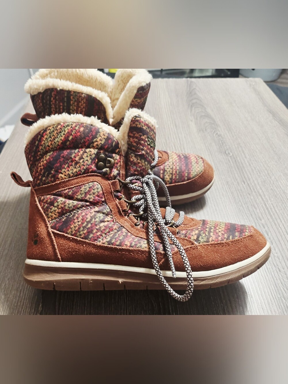 Womens Bearpaw Snowboots (Red Russet/multi color) size 8